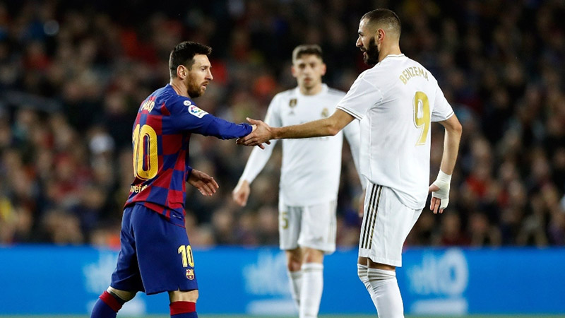Benzema y Messi durante un Clásico de España 