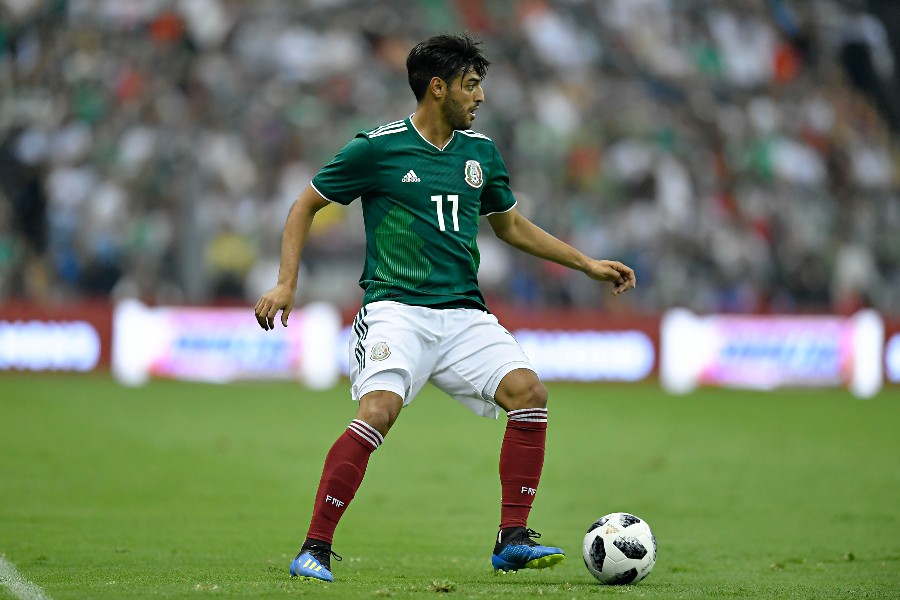 Carlos Vela durante un partido con México