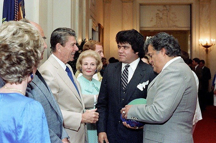Valenzuela platica con el expresidente Reagan
