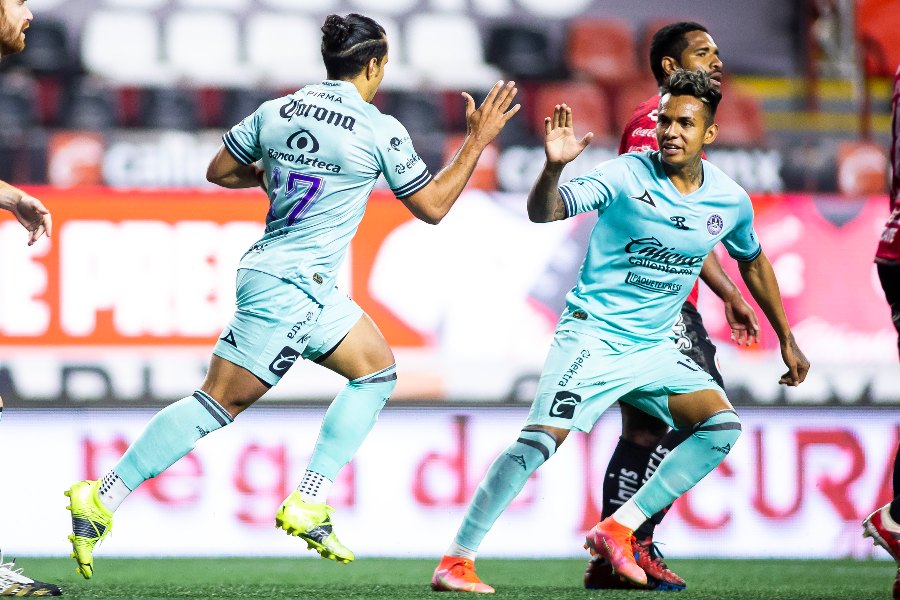 Jugadores del Mazatlán celebran gol ante Xolos