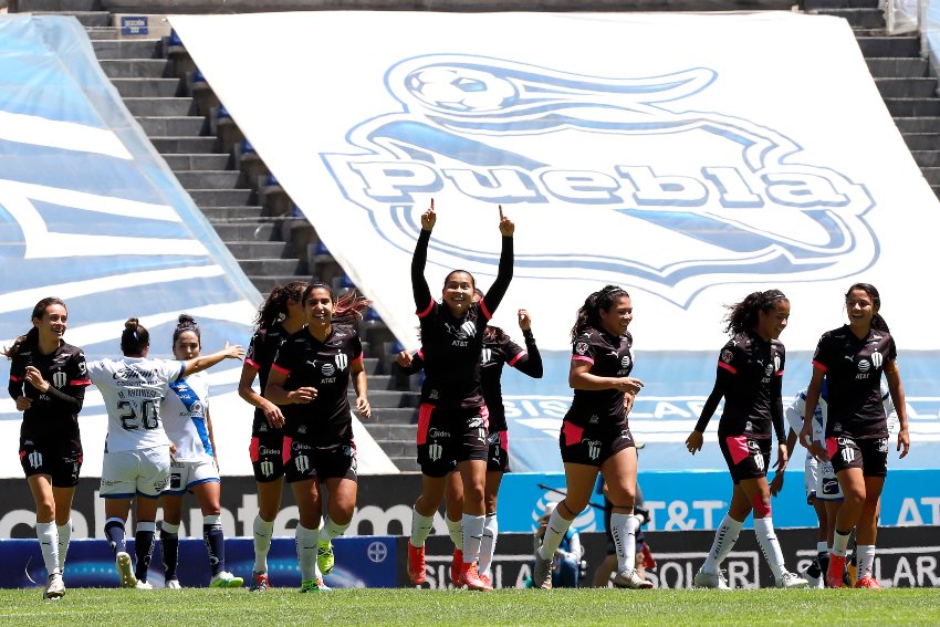 Jugadoras de Rayadas de Monterrey en un partido de la Liga MX Femenil