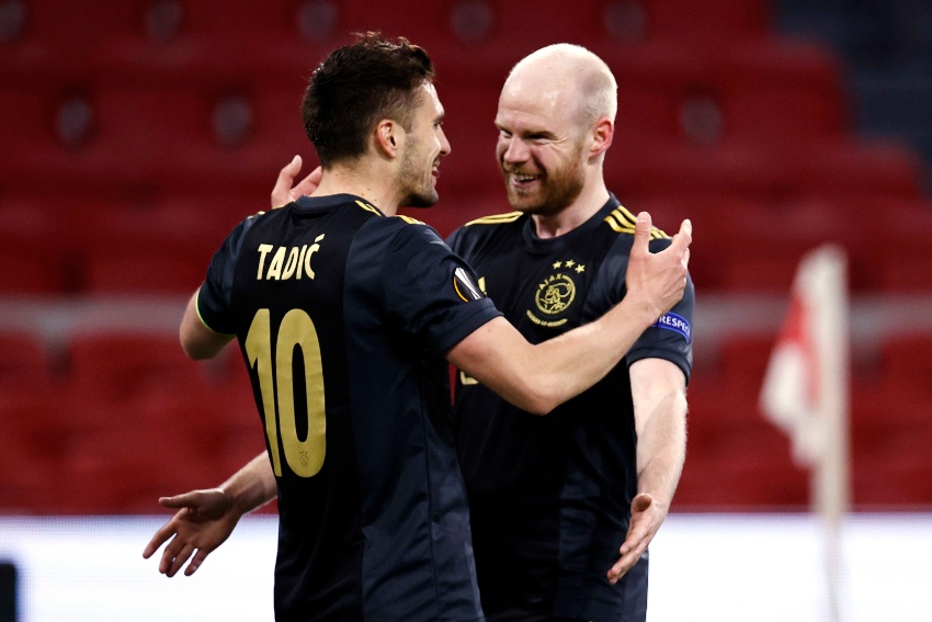 Klaassen y Tadic festejando un gol a favor 