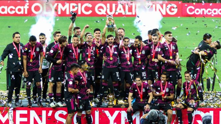 México levanta el trofeo de Campeón