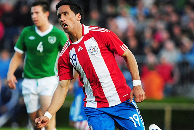 Lucas Barrios en un partido de la Selección Paraguaya