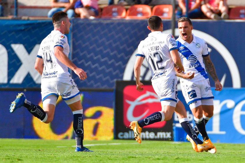 Tabó festejando con sus compañeros el segundo gol del Puebla