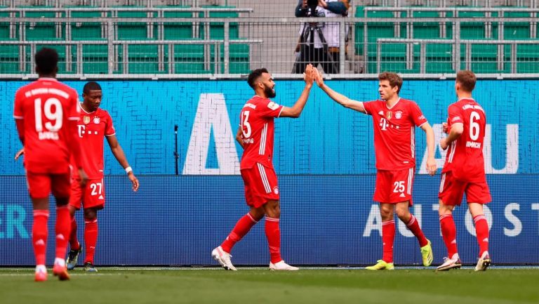 Jugadores del Bayern Munich celebran gol de Eric-Maxim Choupo Moting