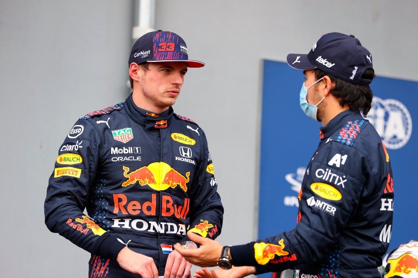Max Verstappen y Checo Pérez dialogando después de una carrera clasificatoria
