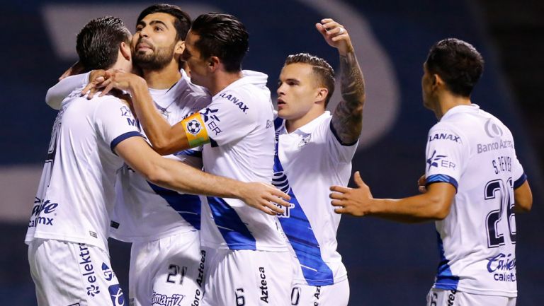 Jugadores de Puebla festejan un gol vs Mazatlán