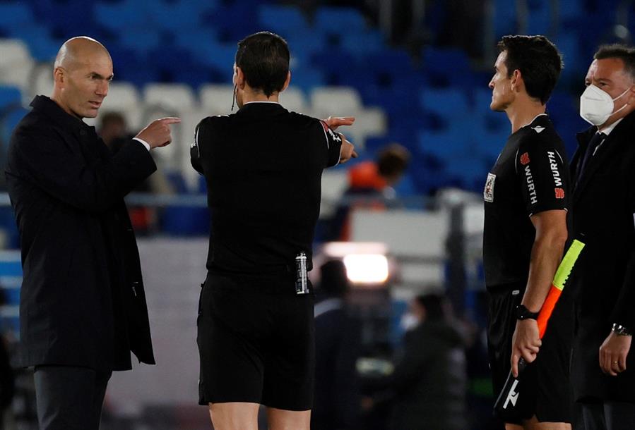 Zidane fue a pedirle explicaciones al árbitro