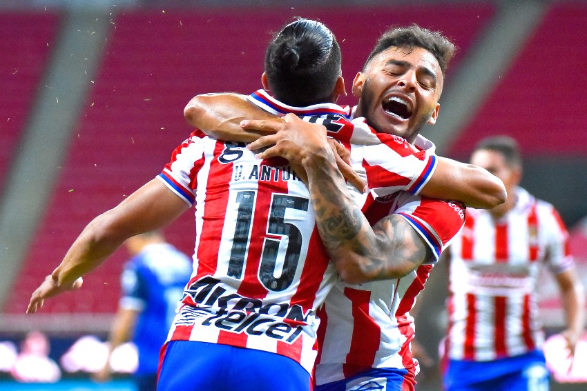 Vega y Antuna celebrando un gol a favor de las Chivas
