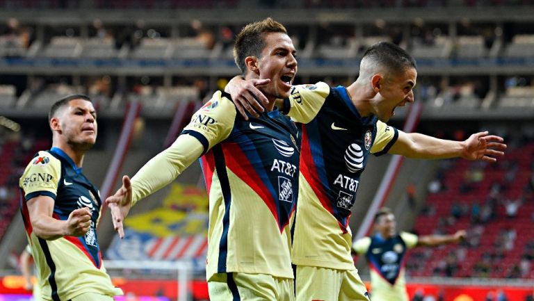 Córdova y Fidalgo festejando un gol con América
