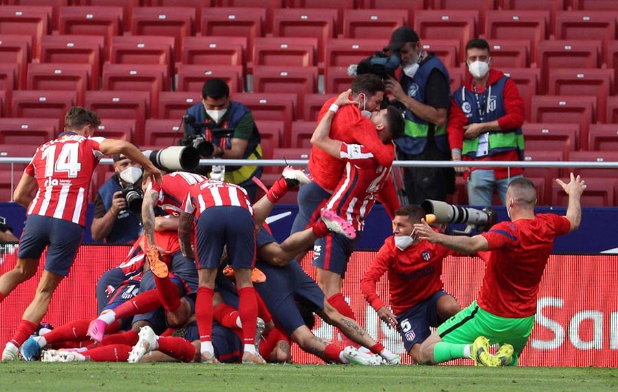 Jugadores del Atlético de Madrid festejan gol de Luis Suárez