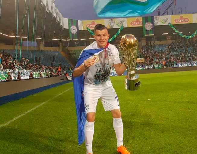 El paraguayo celebra un título con el Caykur Rizespor