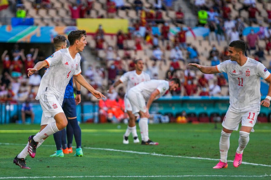 Jugadores españoles celebran gol vs Eslovaquia