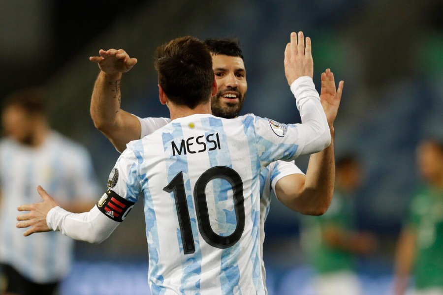 Messi y el Kun celebrando un gol vs Bolivia