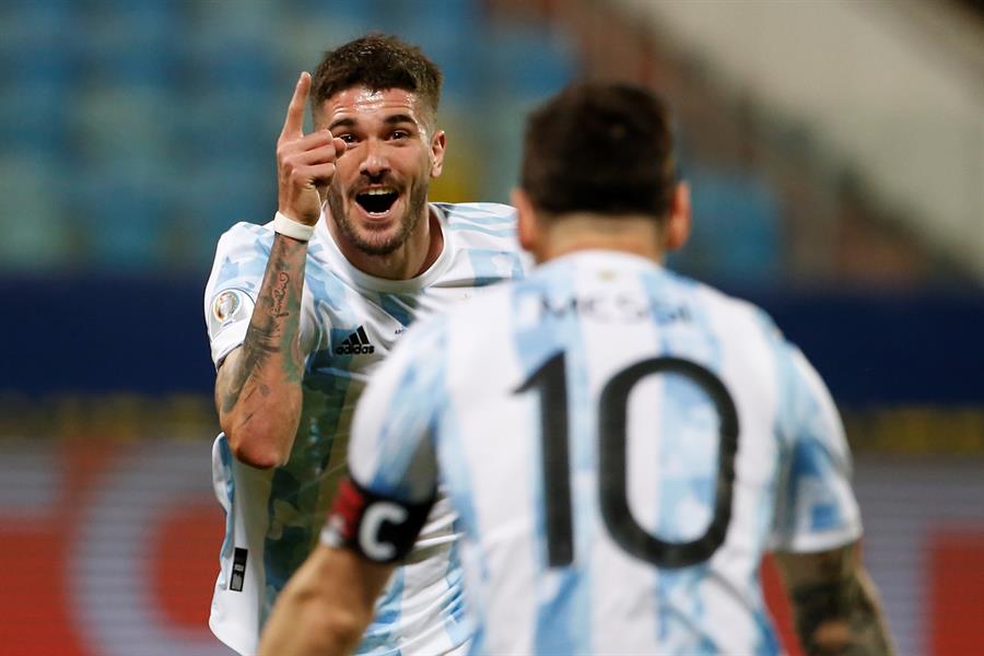 De Paul y Messi celebrando un gol con Argentina