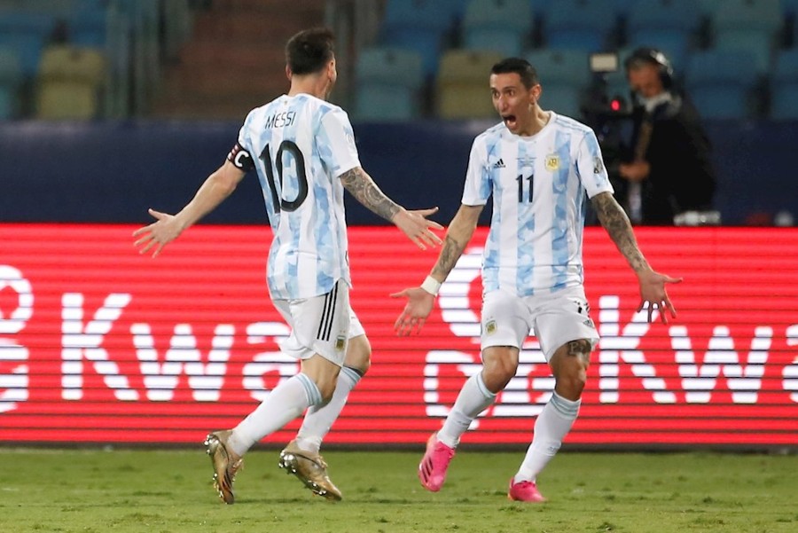 Messi y Di María celebrando un gol con Argentina