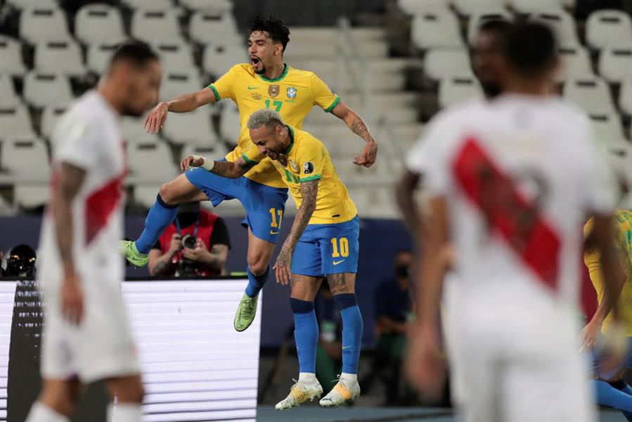 Neymar y Paquetá celebrando un gol vs Perú