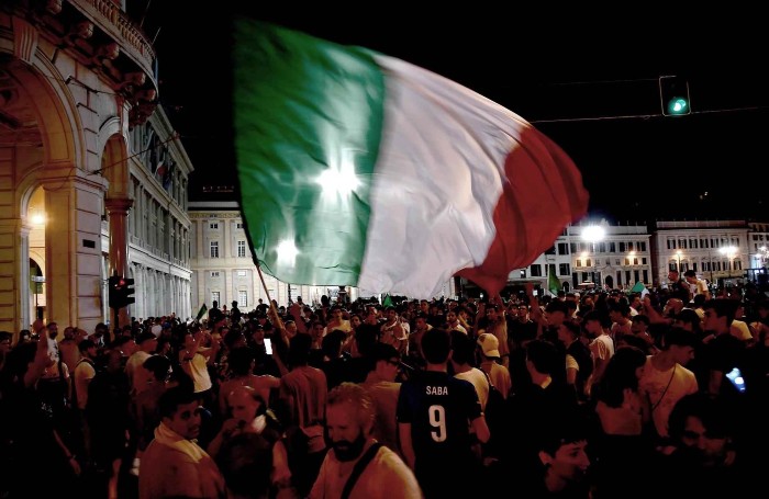 Aficionados de Italia celebrando el triunfo de su selección
