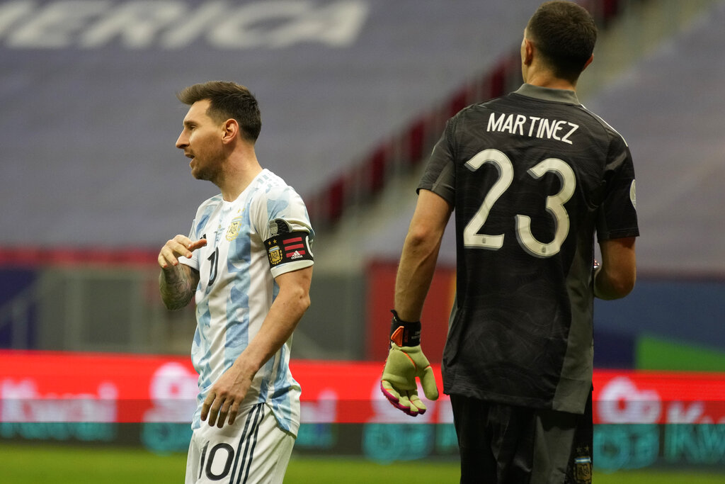 Leo Messi y Emiliano Martínez ante Colombia