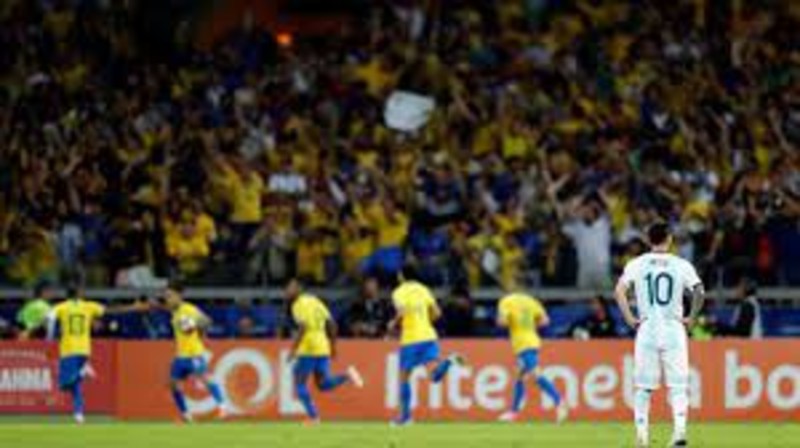 Brasileños celebran gol ante Argentina en 2019
