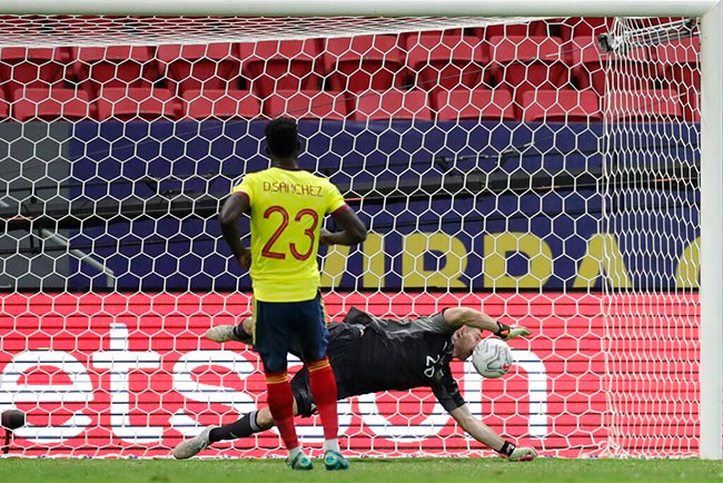 Martínez ataja un penal en la serie contra Colombia