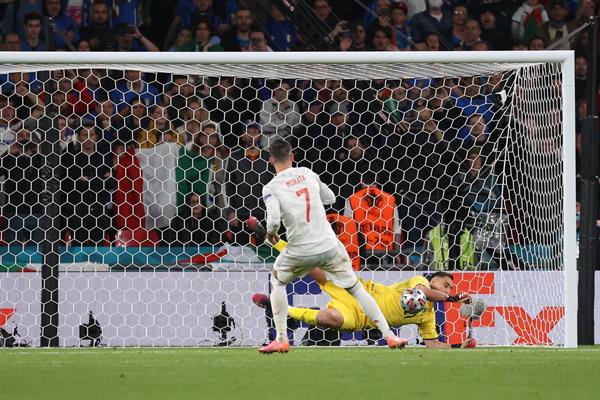 El español falla su remate ante Italia