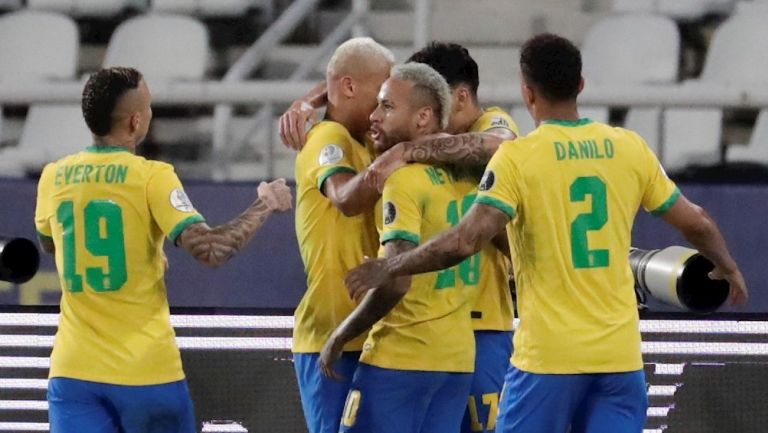 Jugadores brasileños celebran gol vs Perú