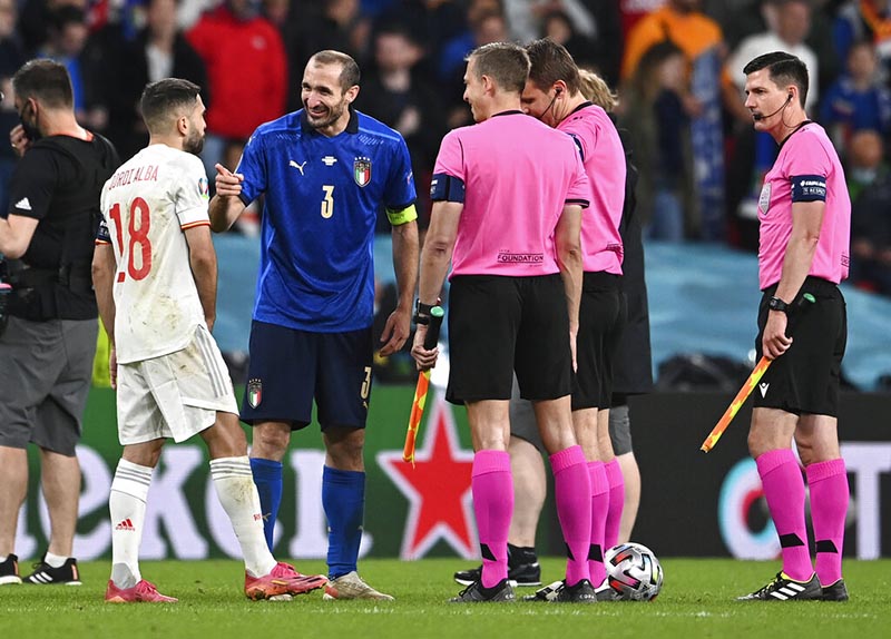 Giorgio Chiellini y Jordi Alba tras el sorteo previo a penaltis 