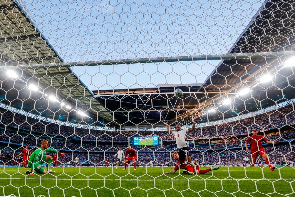 Raheem Sterling reacciona a su gol durante la Eurocopa 2020