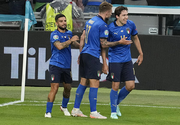 Jugadores de Italia festejan un gol