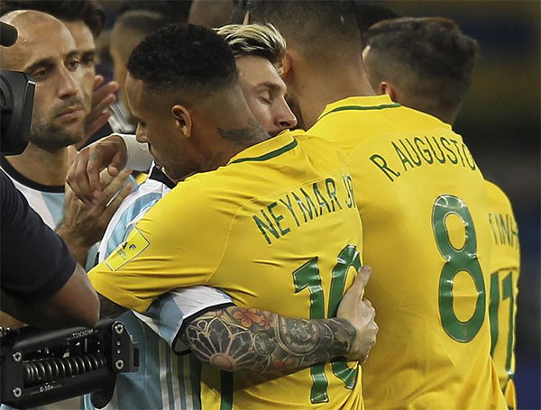 El abrazo entre las estrellas de Argentina y Brasil