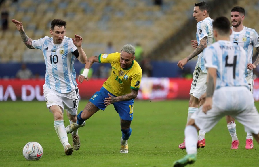 Lionel Messi y Neymar en la disputa del balón