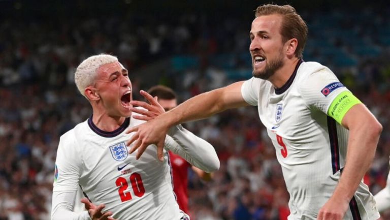 Kane y Foden festejando el gol del triunfo para Inglaterra