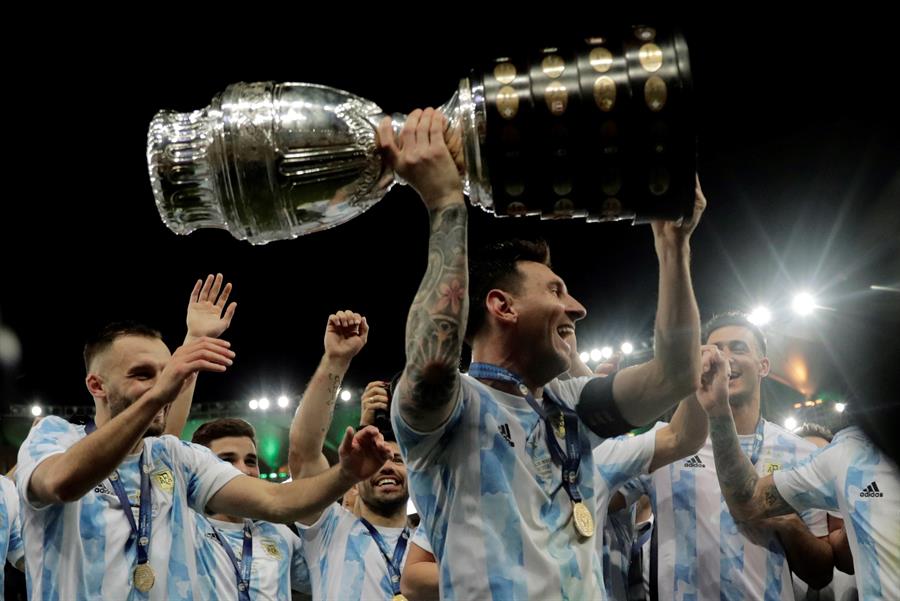 El argentino levantando la Copa