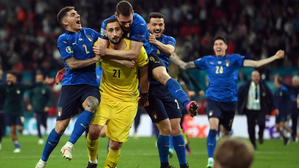 Italia en festejo tras consagrarse campeón