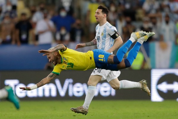 Neymar y Messi en acción durante la Final de la Copa América