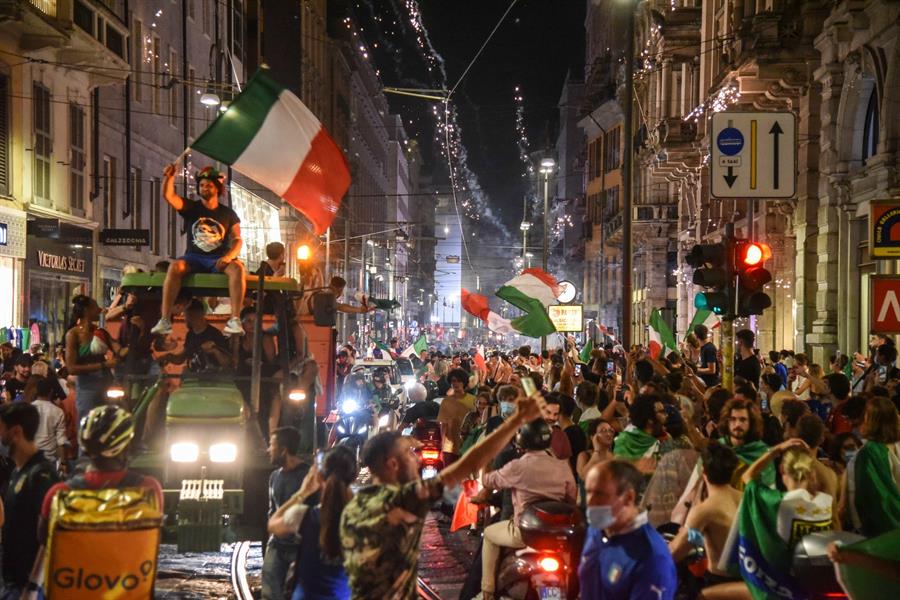 Seguidores italianos en festejo por Euro