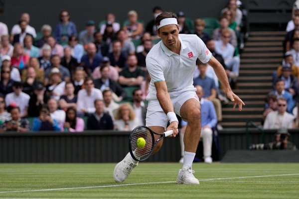 Roger Federer en acción durante Wimbledon 