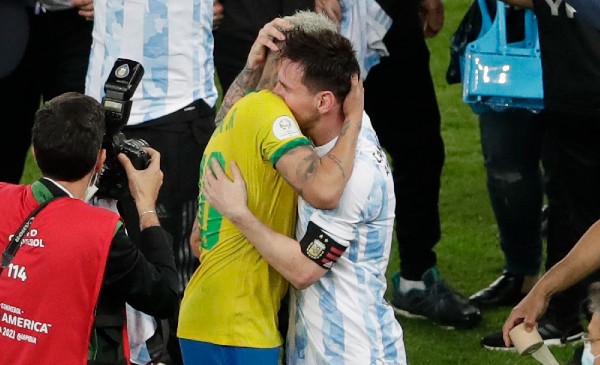 Neymar Jr y Lionel Messi se abrazan al finalizar la Copa América 2021