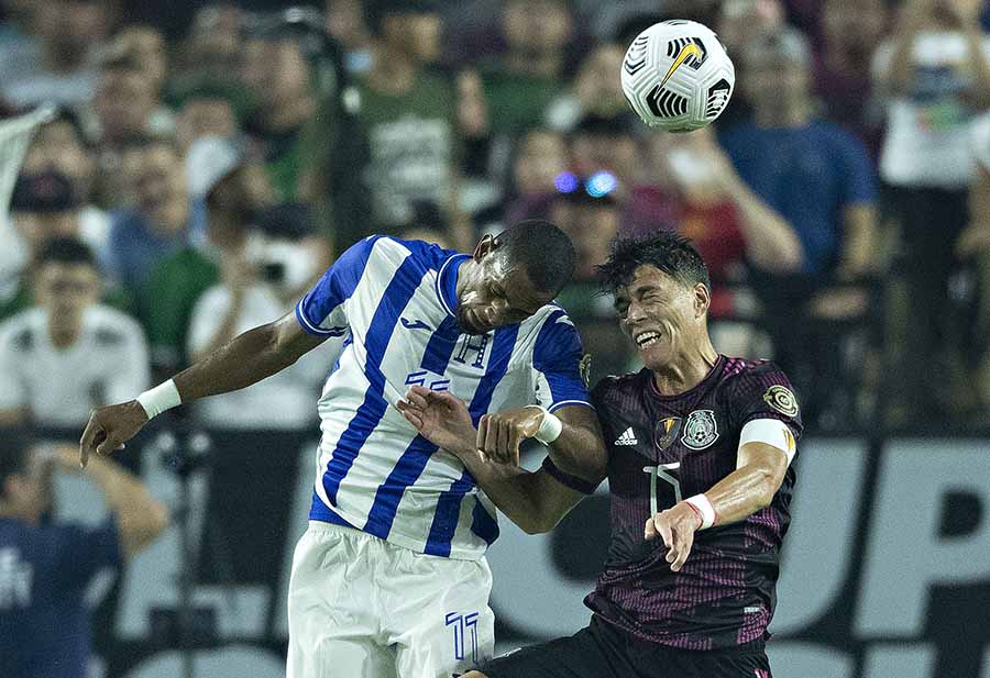 Héctor Moreno pelea el balón ante Honduras