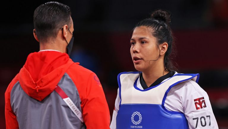 Briseida Acosta recibe consejos por parte de su entrenador