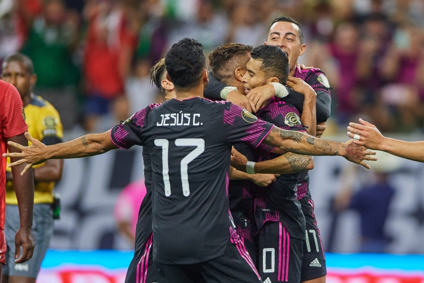 Jugadores mexicanos festejando un con gol ante Canadá