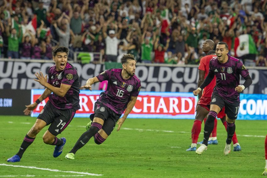 Jugadores mexicanos festejando un con gol ante Canadá