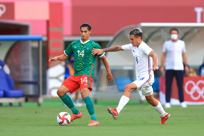 Erick Aguirre en un juego con México