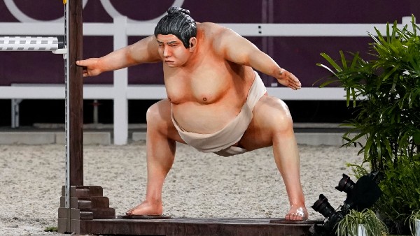Estatua de sumo en competencia de Tokio 2020