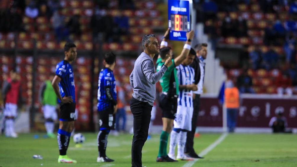 Héctor Altamirano en el juego contra Pachuca