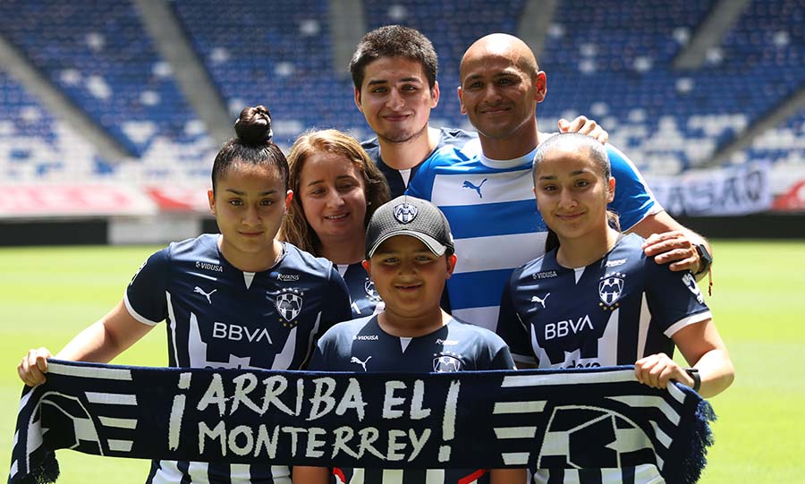 Suazo posó con su familia en el Estadio BBVA