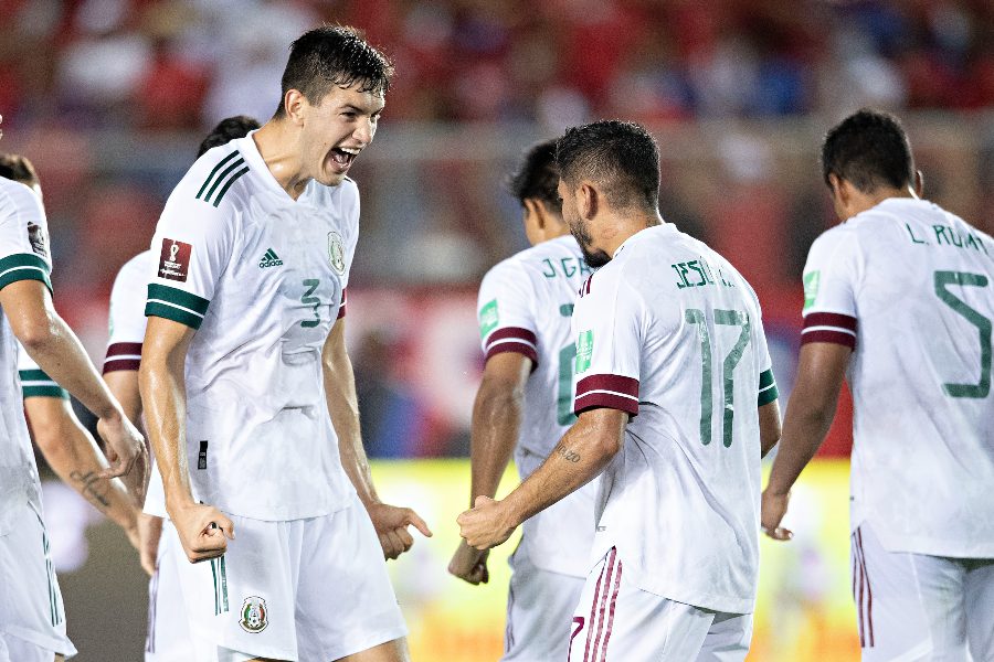 Corona y Montes celebran gol del empate vs Panamá