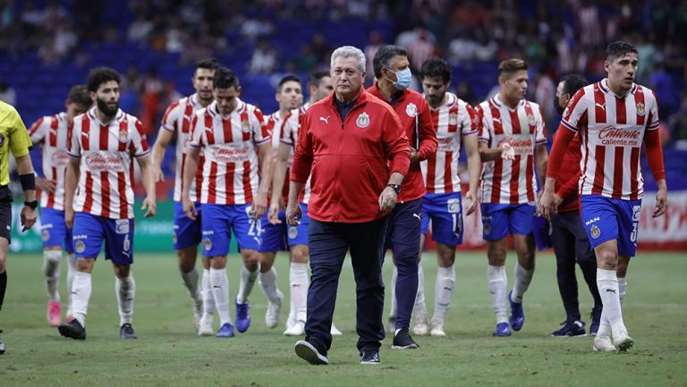 Víctor Manuel Vucetich junto a los jugadores de Chivas 